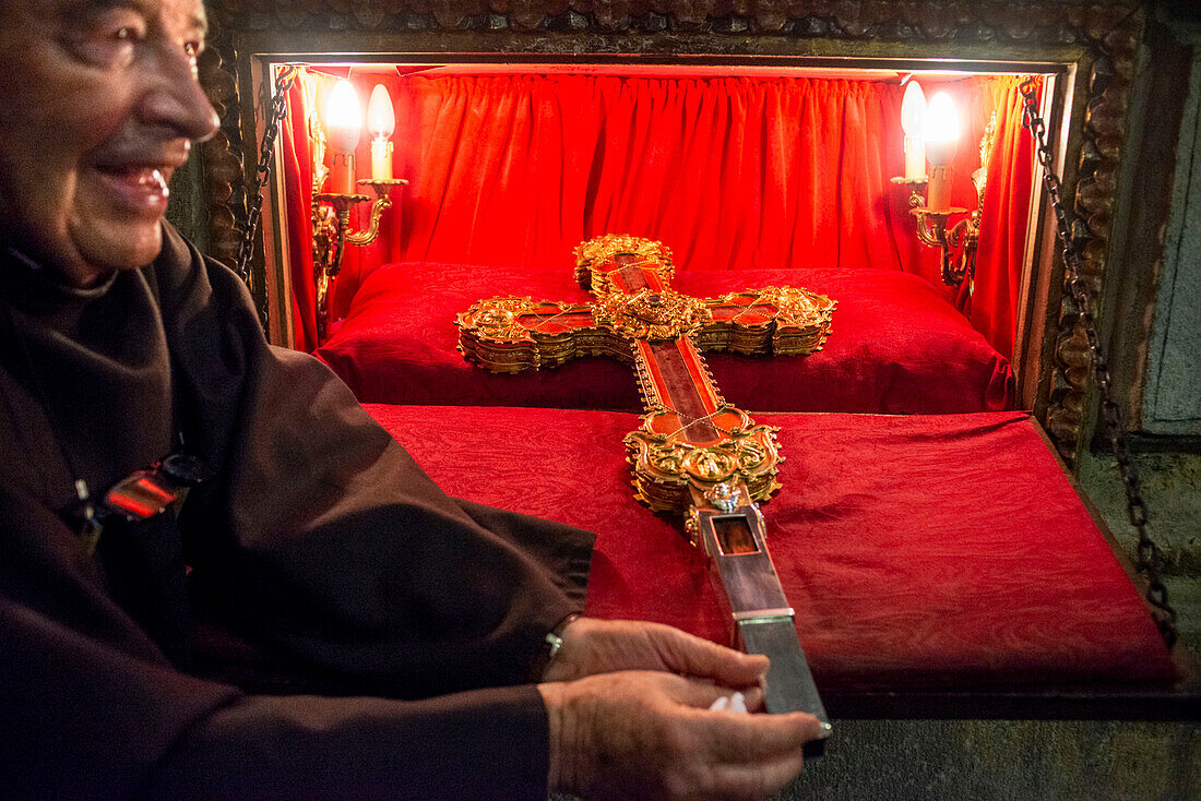 Ein Mönch des Klosters Santo Toribio in Nordspanien holt die heilige Reliquie heraus, die Teil des Kreuzes sein soll, an dem Jesus starb. Im Kloster Santo Toribio de Liebana. Region Liébana, Picos de Europa, Kantabrien Spanien, Europa