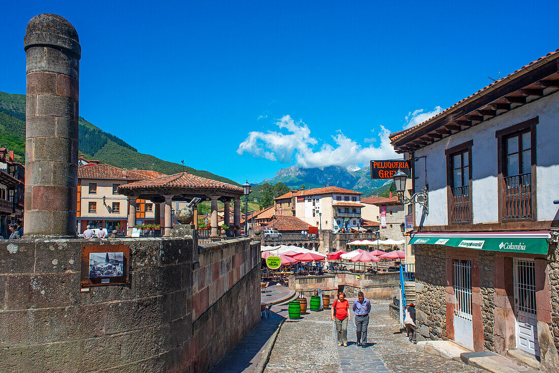 Das Dorf Potes mit seinen alten Gebäuden über dem Rio Quiviesa, Potes, Picos de Europa Kantabrien, Spanien