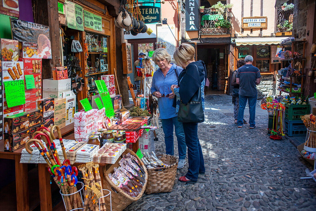 Souvenirs und Kunsthandwerk im Dorf Potes mit alten Gebäuden über dem Rio Quiviesa, Potes, Picos de Europa Kantabrien, Spanien