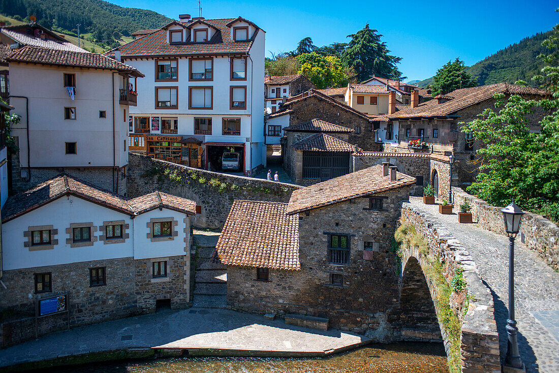 Potes Dorf hängt alte Gebäude über dem Rio Quiviesa, Potes, Picos de Europa Kantabrien, Spanien