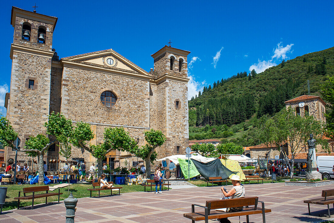 Kirche von San Vicente, Potes, kleine Stadt, Picos de Europa, Nationalpark Peaks of Europe, Kantabrien, Spanien, Europa