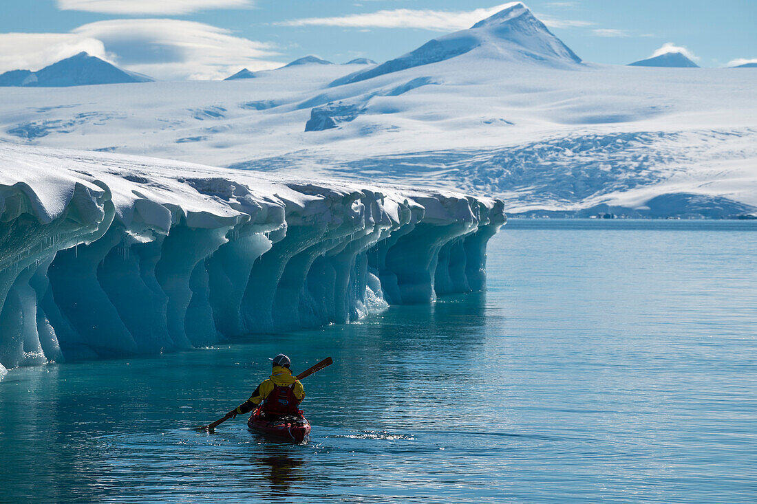 Kajakfahrt entlang einer Eiskante, Larsen Inlet, Weddellmeer, Antarktis.