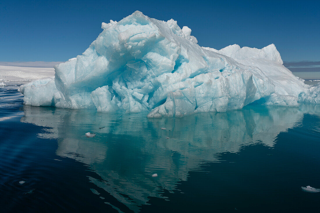 Spiegelung eines Eisbergs in ruhigem Wasser, Larsen Inlet, Weddellmeer, Antarktis.