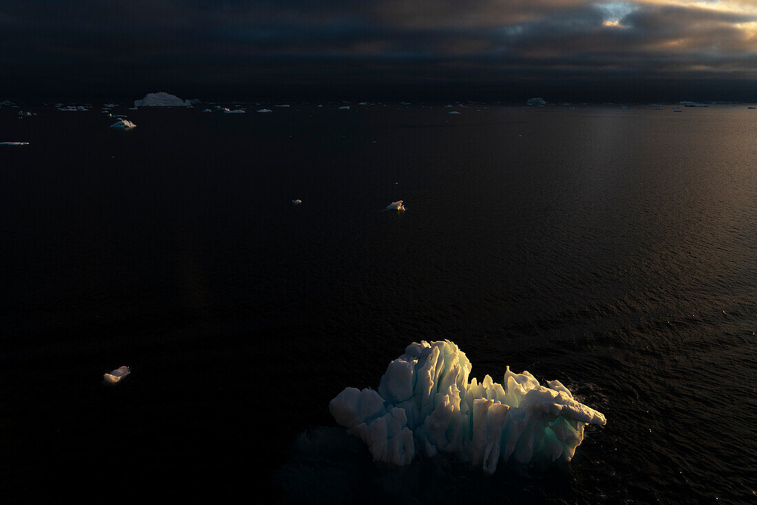 Eisberge bei Sonnenuntergang im Weddellmeer, Antarktis.