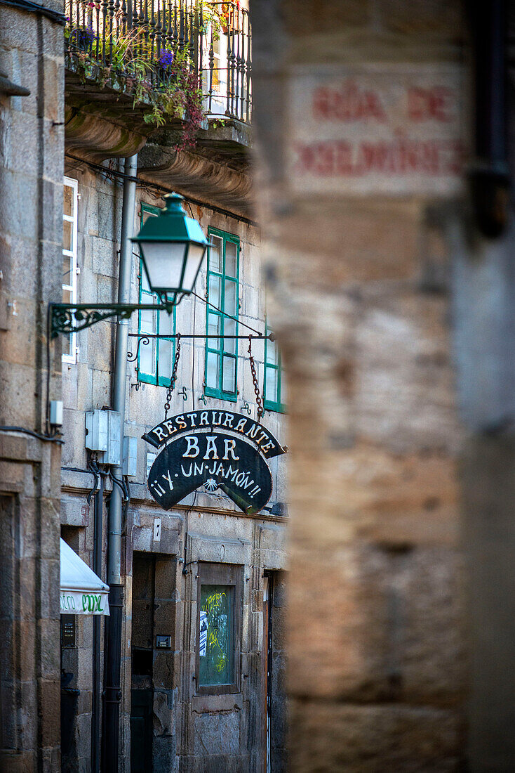 Restaurant Bar Y un Jamón in der Straße Rua de Xelmirez in der Altstadt, Santiago de Compostela, UNESCO-Weltkulturerbe, Galicien, Spanien.