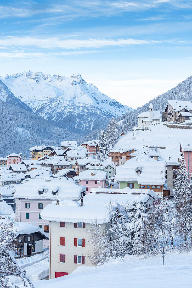 Vermiglio in der Wintersaison. Europa, Italien, Trentino Südtirol, Sonnental, Provinz Trient, Vermiglio
