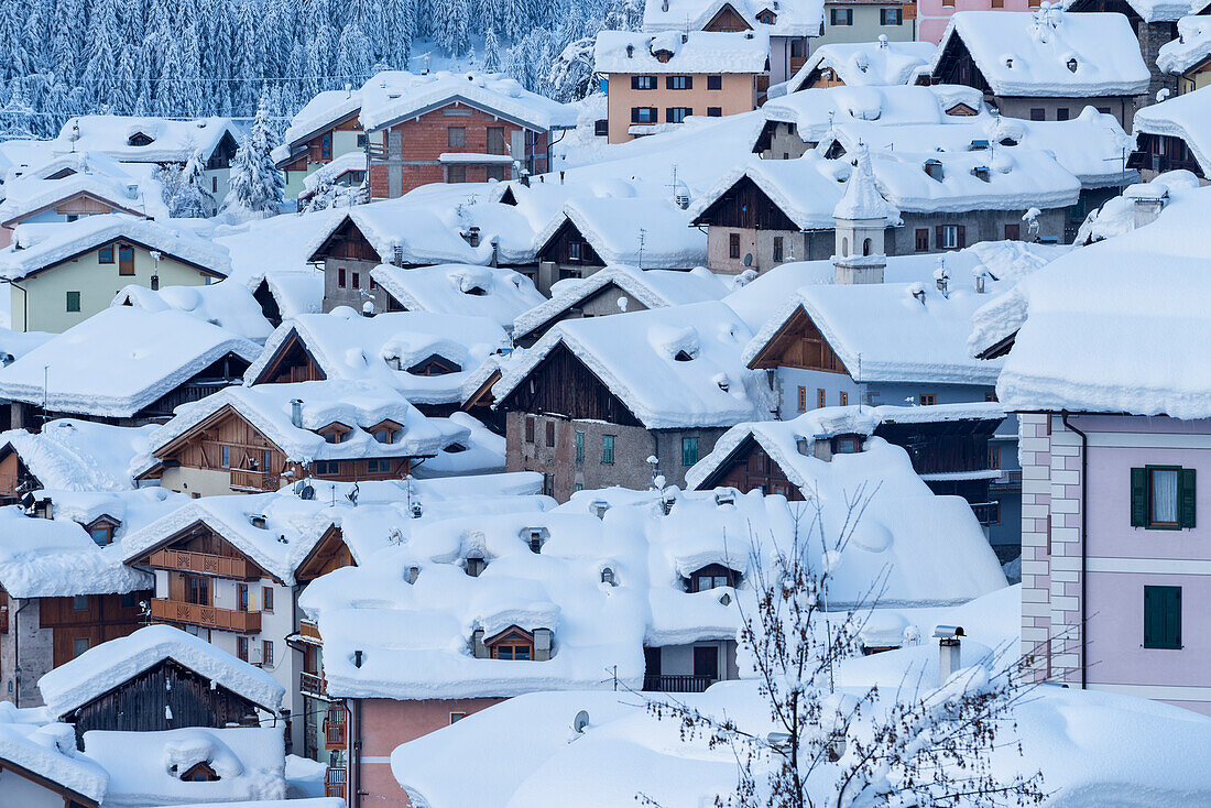Verschneites Dorf Europa, Italien, Trentino Südtirol, Sonnental, Provinz Trient, Vermiglio