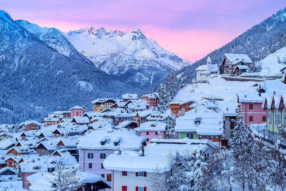 Vermiglio bei Sonnenaufgang in der Wintersaison. Europa, Italien, Trentino Südtirol, Provinz Trient, Sonnental, Vermiglio