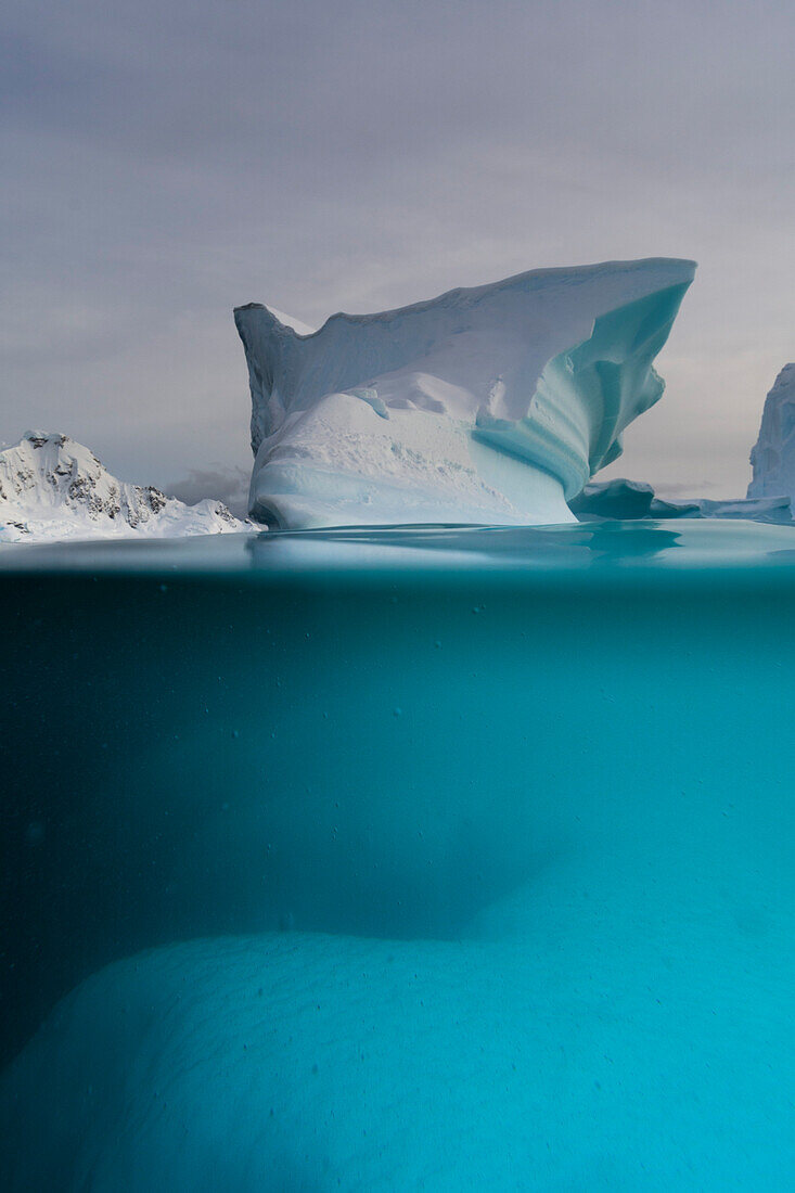 Oberflächenansicht eines Eisbergs, Skontorp Bucht, Paradise Bay, Antarktis. Die Antarktis.