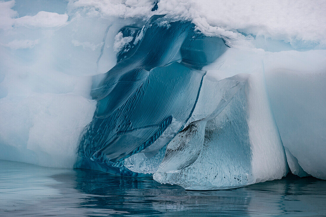Detail eines Eisbergs, Skontorp Bucht, Paradise Bay, Antarktis. Antarktis.