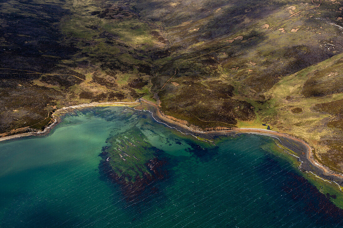 Eine Luftaufnahme der Insel West-Falkland. Falkland-Inseln