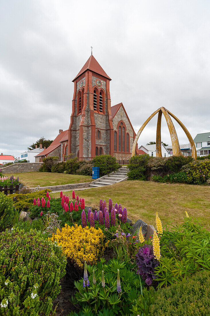 Die Christ Church Cathedral und der Whalebone Arch in Stanley, der Hauptstadt der Falklandinseln. Stanley, Falklandinseln.