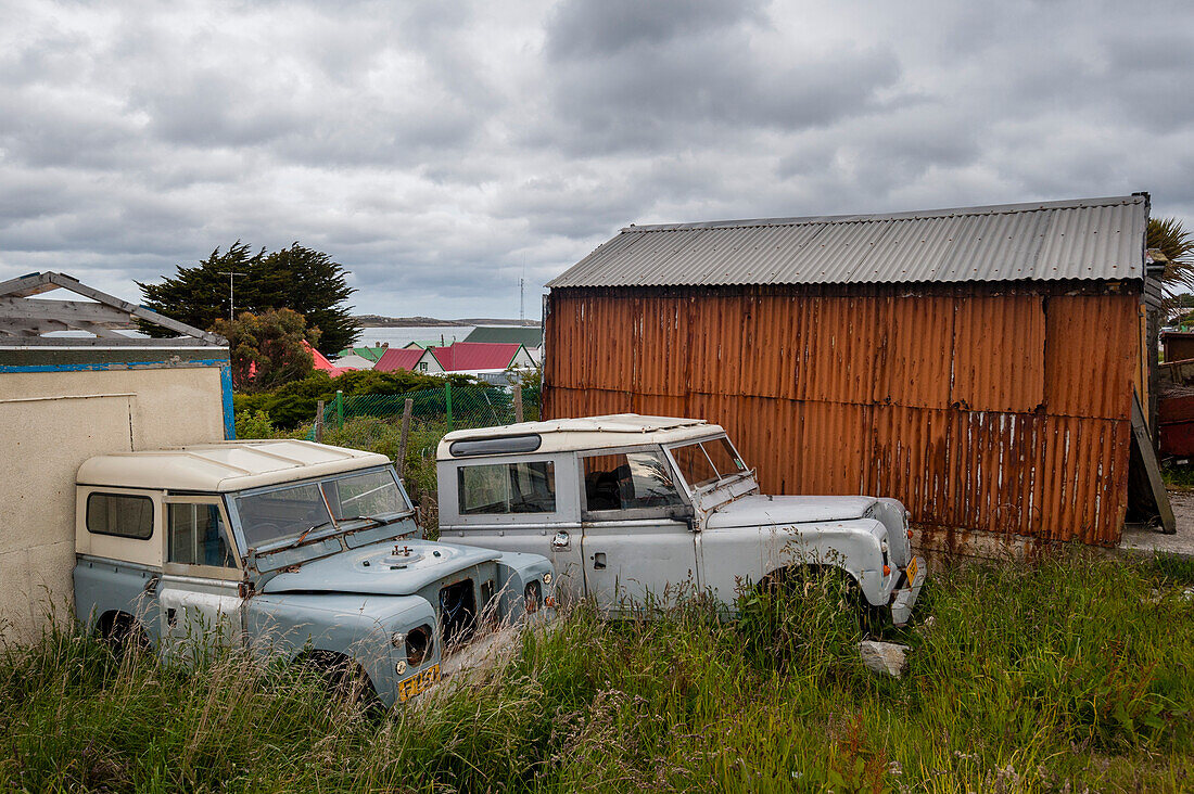 Verlassene Land Rover Fahrzeuge in Stanley, der Hauptstadt der Falklandinseln. Stanley, Falklandinseln.