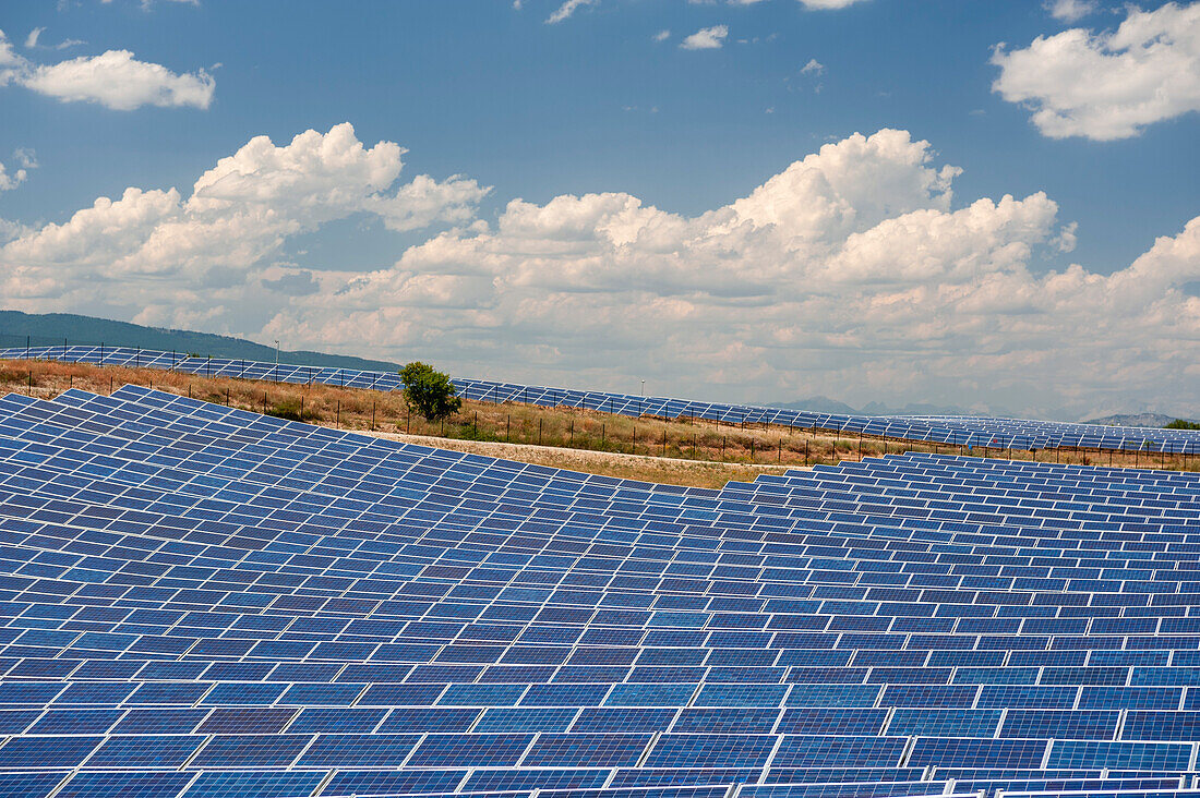 Ein Feld voller Sonnenkollektoren in einem Solarkraftwerk. Les Mees, Provence, Frankreich.