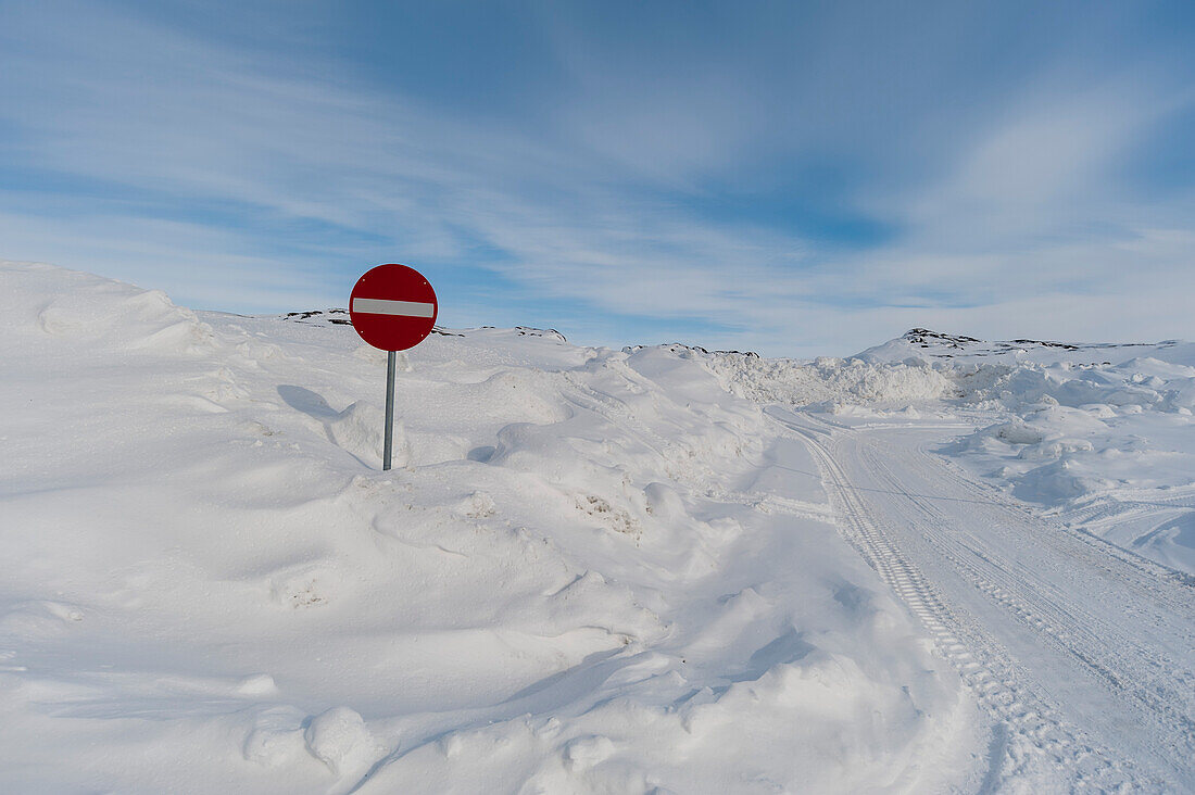 Eine schneebedeckte Straße in einer weißen Landschaft. Ilulissat, Grönland.