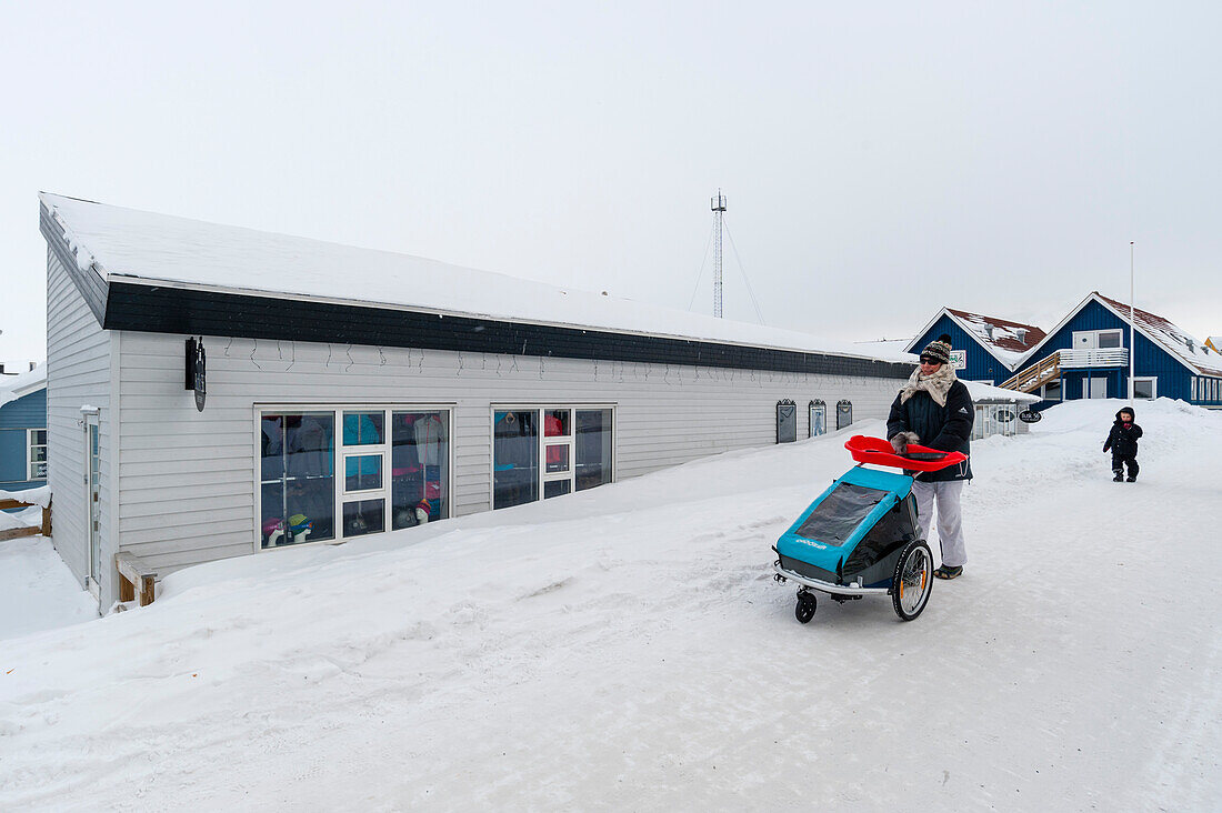 Die Hauptstraße in Ilulissat, bedeckt mit Schnee. Ilulissat, Grönland.