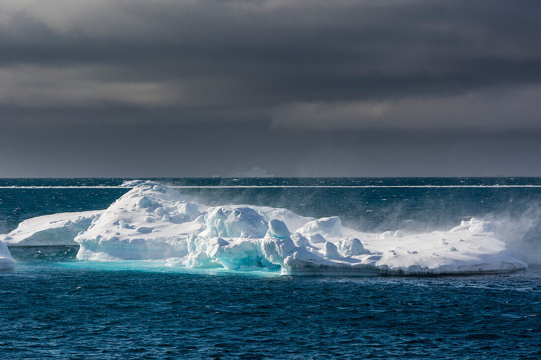 Der Wind weht über die Spitze eines Eisbergs. Diskobucht, Ilulissat, Grönland.