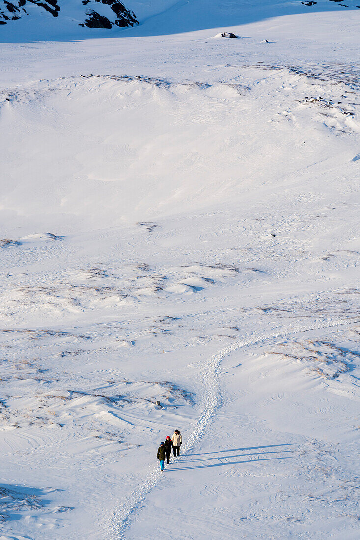 Einheimische wandern auf einem Pfad zum Ilulissat-Eisfjord, der zum UNESCO-Weltnaturerbe gehört. Ilulissat-Eisfjord, Ilulissat, Grönland.