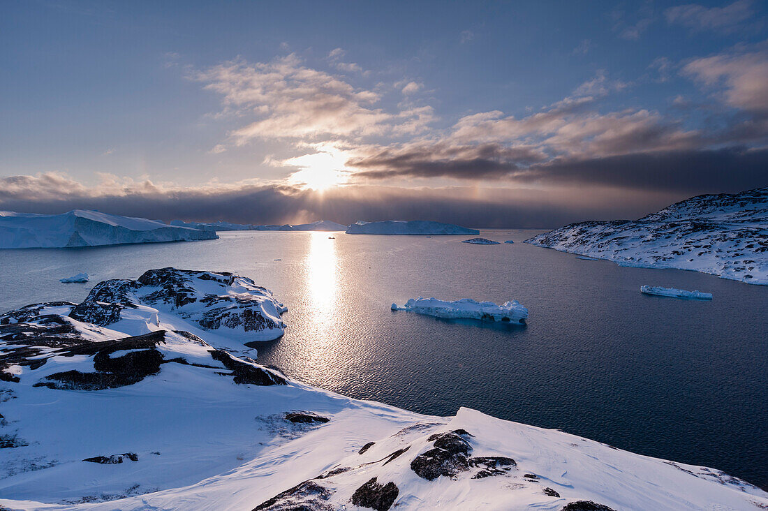 Blick auf den Ilulissat-Eisfjord, ein UNESCO-Weltnaturerbe, bei Sonnenuntergang. Ilulissat-Eisfjord, Ilulissat, Grönland.