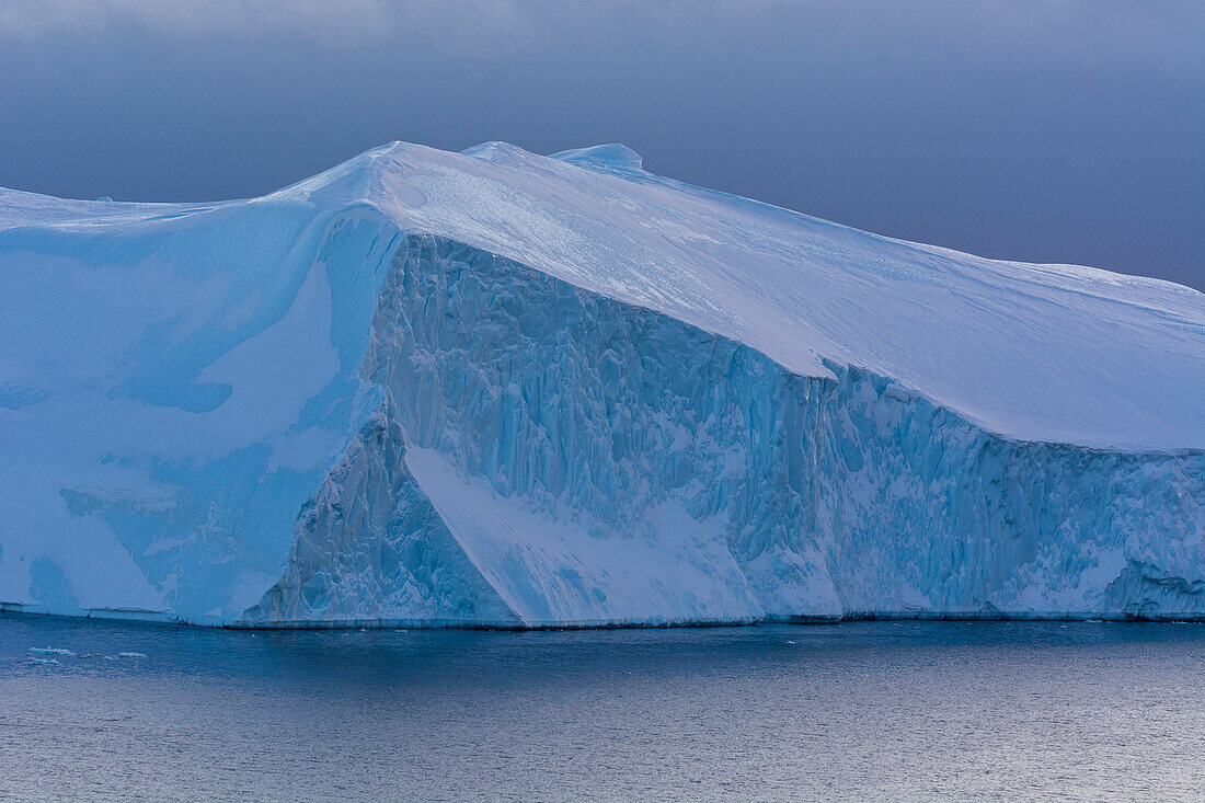 Ein Eisberg im Ilulissat-Eisfjord, einer UNESCO-Welterbestätte. Ilulissat-Eisfjord, Ilulissat, Grönland.