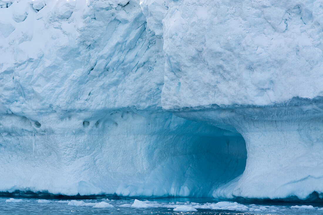 Detail eines Eisbergs im Ilulissat-Eisfjord, einer UNESCO-Welterbestätte. Ilulissat-Eisfjord, Ilulissat, Grönland.