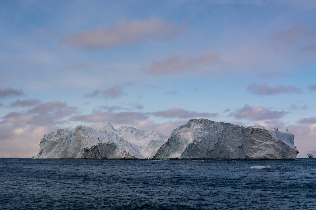 Ein Eisberg im Ilulissat-Eisfjord, einem UNESCO-Weltnaturerbe. Ilulissat-Eisfjord, Ilulissat, Grönland.