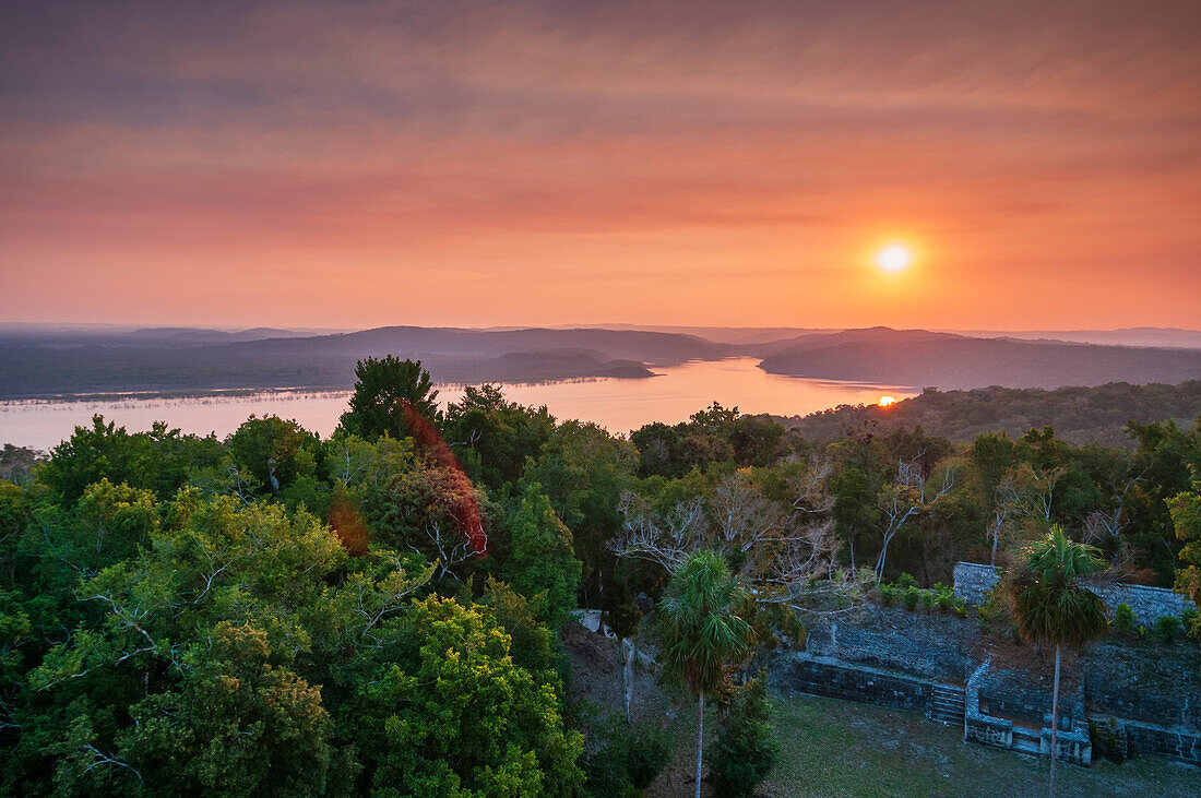 Blick auf den Sonnenuntergang über dem Yaxha-See, vom Tempel 216 aus. Yaxha-See, Tikal-Nationalpark, El Peten, Guatemala.