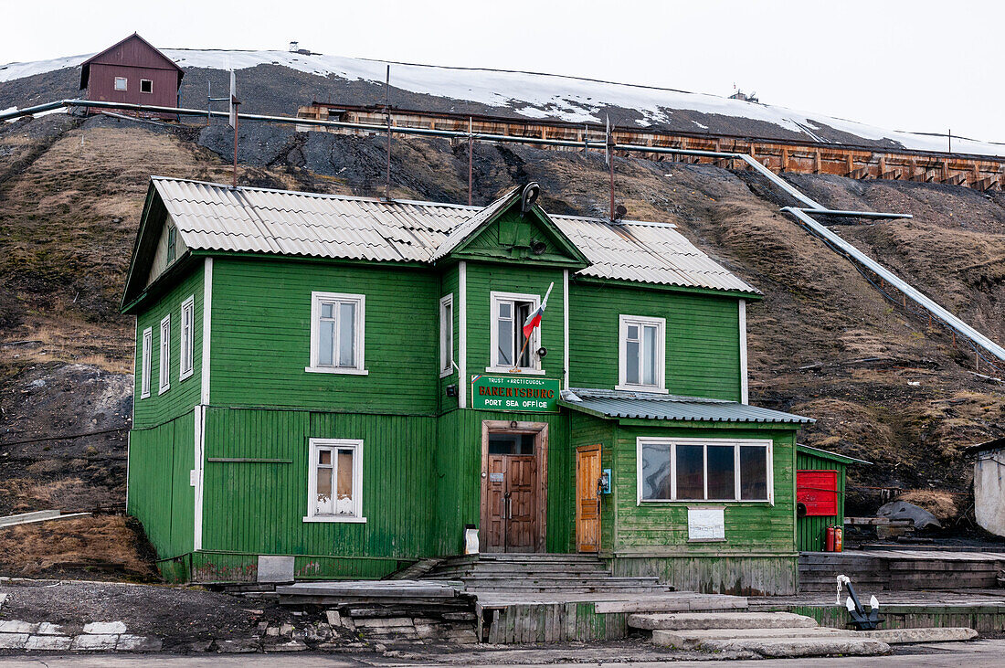 Ein helles grünes Haus in der russischen Siedlung Barentsburg. Barentsburg, Spitzbergenn Island, Svalbard, Norwegen.