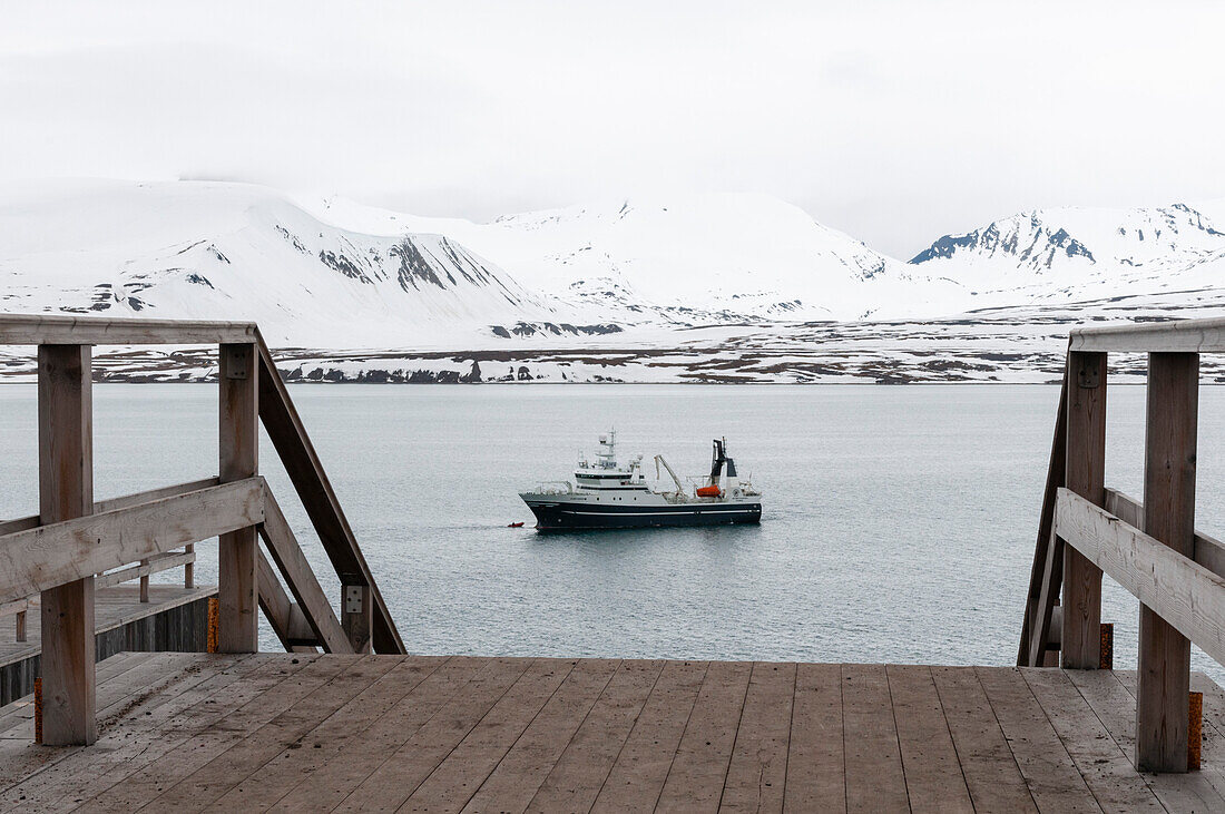 Ein Schiff ankert vor der russischen Siedlung Barentsburg. Barentsburg, Insel Spitzbergen, Svalbard, Norwegen.