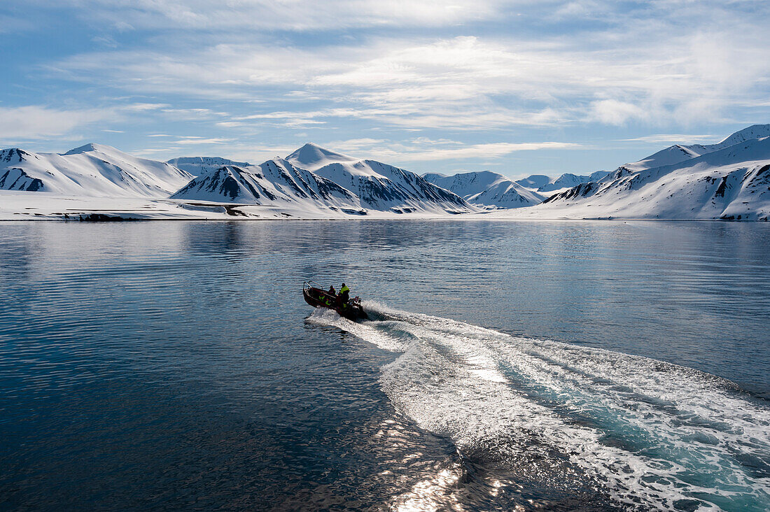Ein aufblasbares Floß fährt in der Mushamna-Bucht auf das Ufer zu. Insel Spitzbergen, Svalbard, Norwegen.