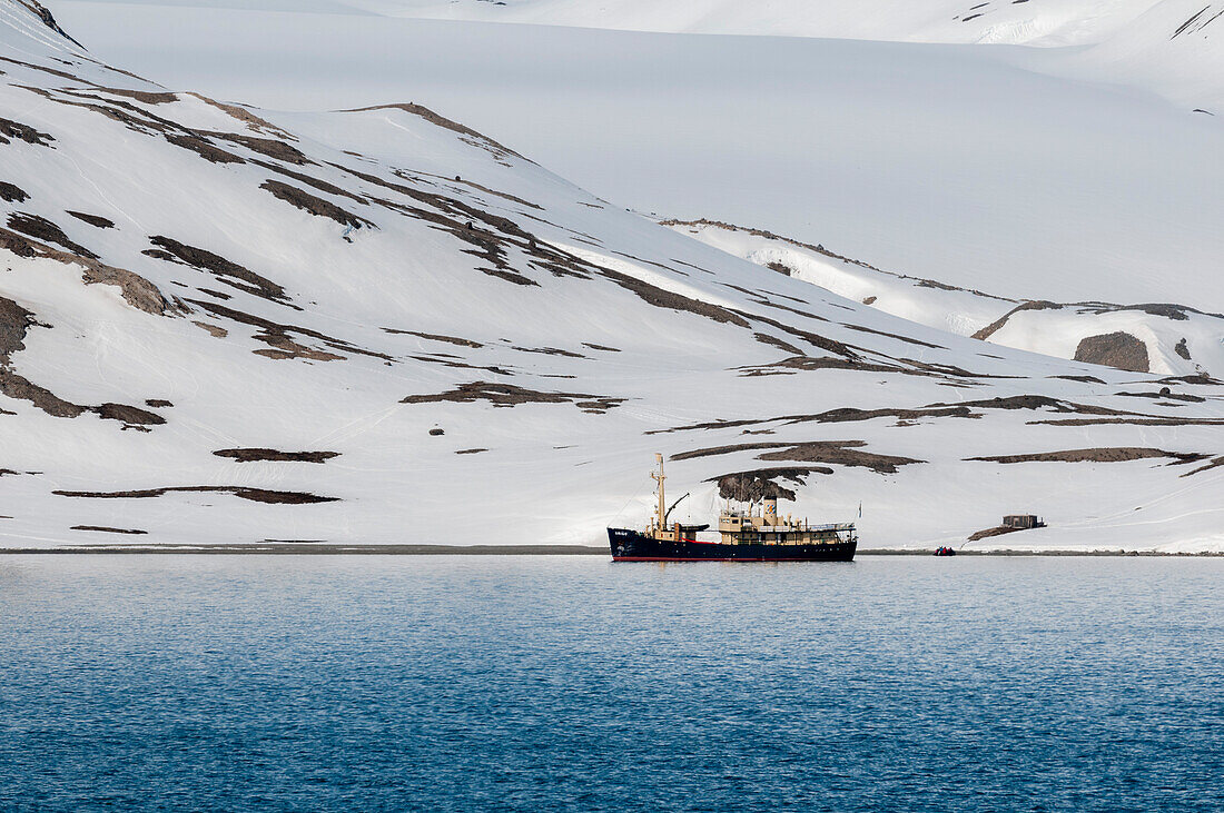 An expedition ship cruises the Arctic near Monaco glacier. Monaco Glacier, Spitsbergen Island, Svalbard, Norway.