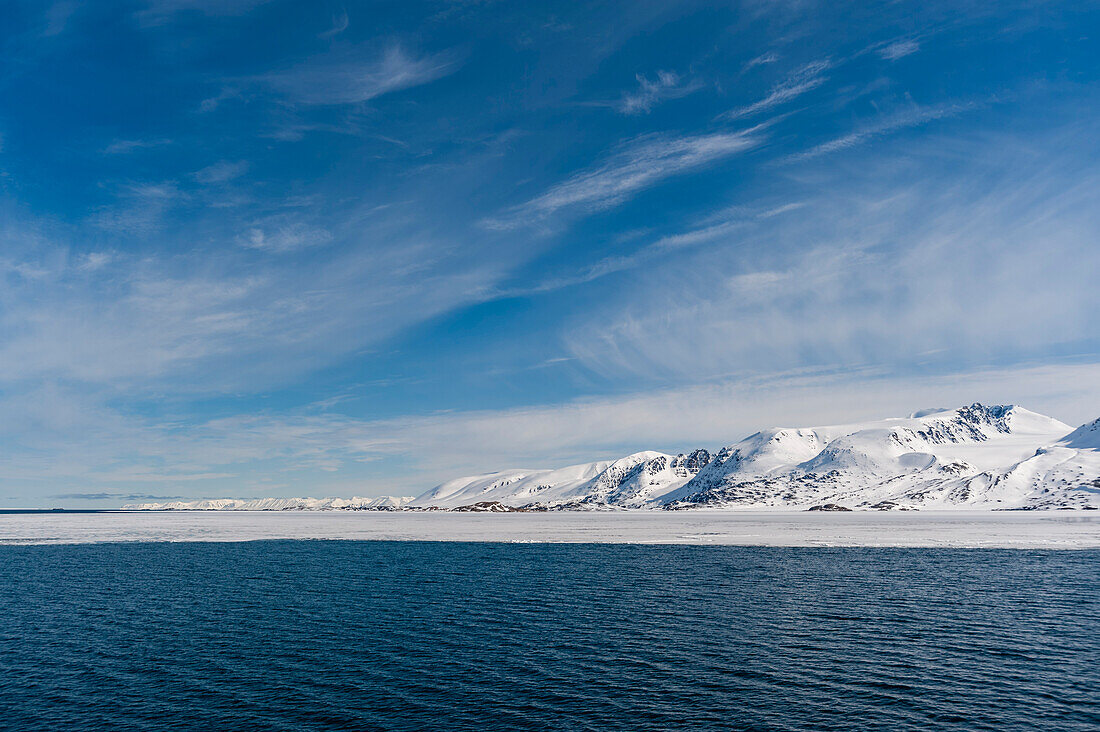 Monaco-Gletscher vor den Gewässern des Arktischen Ozeans. Monaco-Gletscher, Insel Spitzbergen, Svalbard, Norwegen.