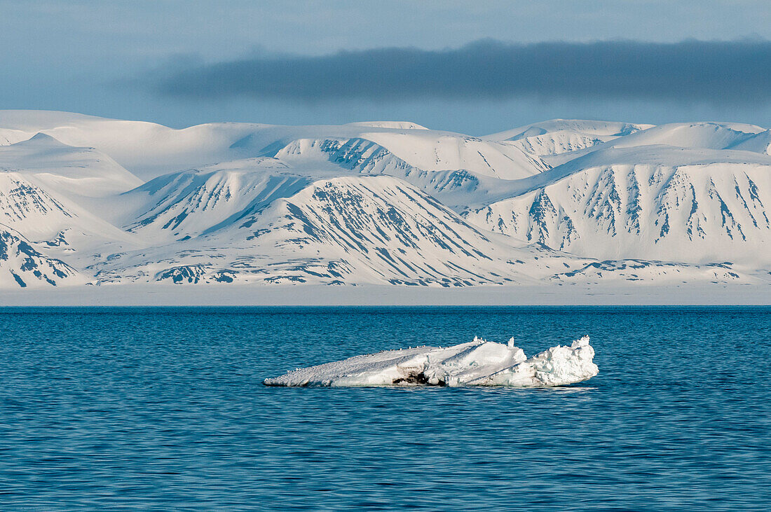 Eisbedeckte Berge in der Nähe des Magdalenefjordes. Insel Spitzbergen, Svalbard, Norwegen.