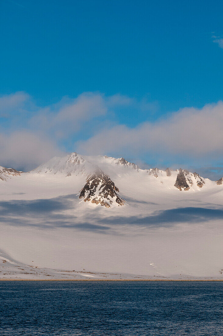 A scenic view of the ice covered mountains surrounding Magdalenefjorden. Magdalenefjorden, Spitsbergen Island, Svalbard, Norway.