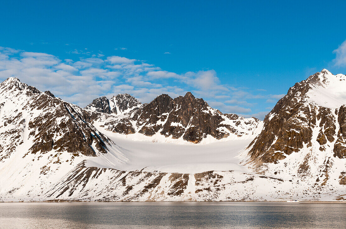 Ein Eisfeld und schneebedeckte Berge begrenzen den Magdalenefjord. Magdalenefjord, Insel Spitzbergen, Svalbard, Norwegen.