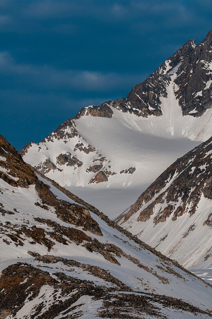 Schneebedeckte Bergspitzen über dem Magdalenefjord. Magdalenefjord, Insel Spitzbergen, Svalbard, Norwegen.