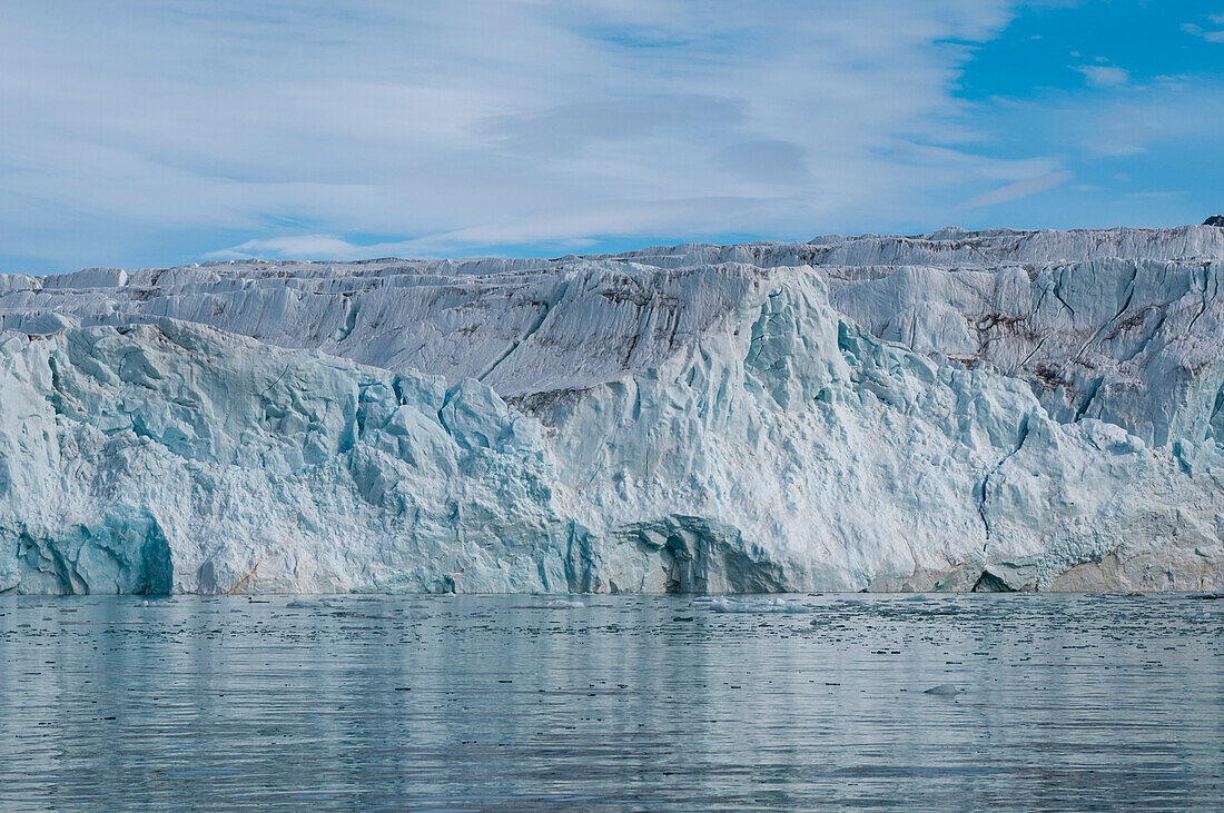Arktische Gewässer vor massiven Eiswänden auf dem Lilliehook-Gletscher. Lilliehookfjorden, Insel Spitzbergen, Svalbard, Norwegen.