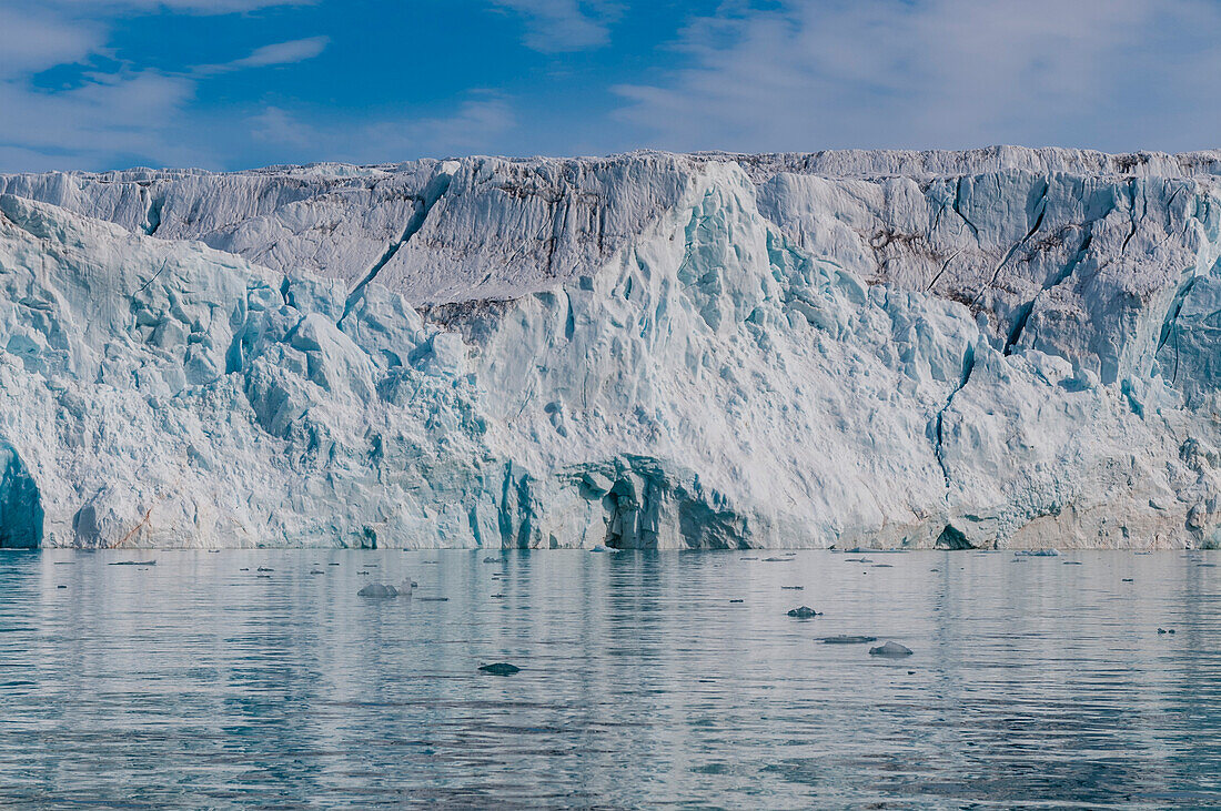 Der Lilliehook-Gletscher spiegelt sich in den arktischen Gewässern des Lilliehookfjordes. Lilliehookfjorden, Insel Spitzbergen, Svalbard, Norwegen.