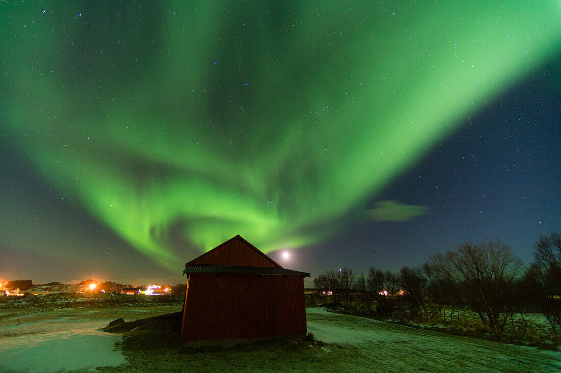 Nordlichtanzeige über einer Hütte. Laukvik, Nordland, Norwegen.