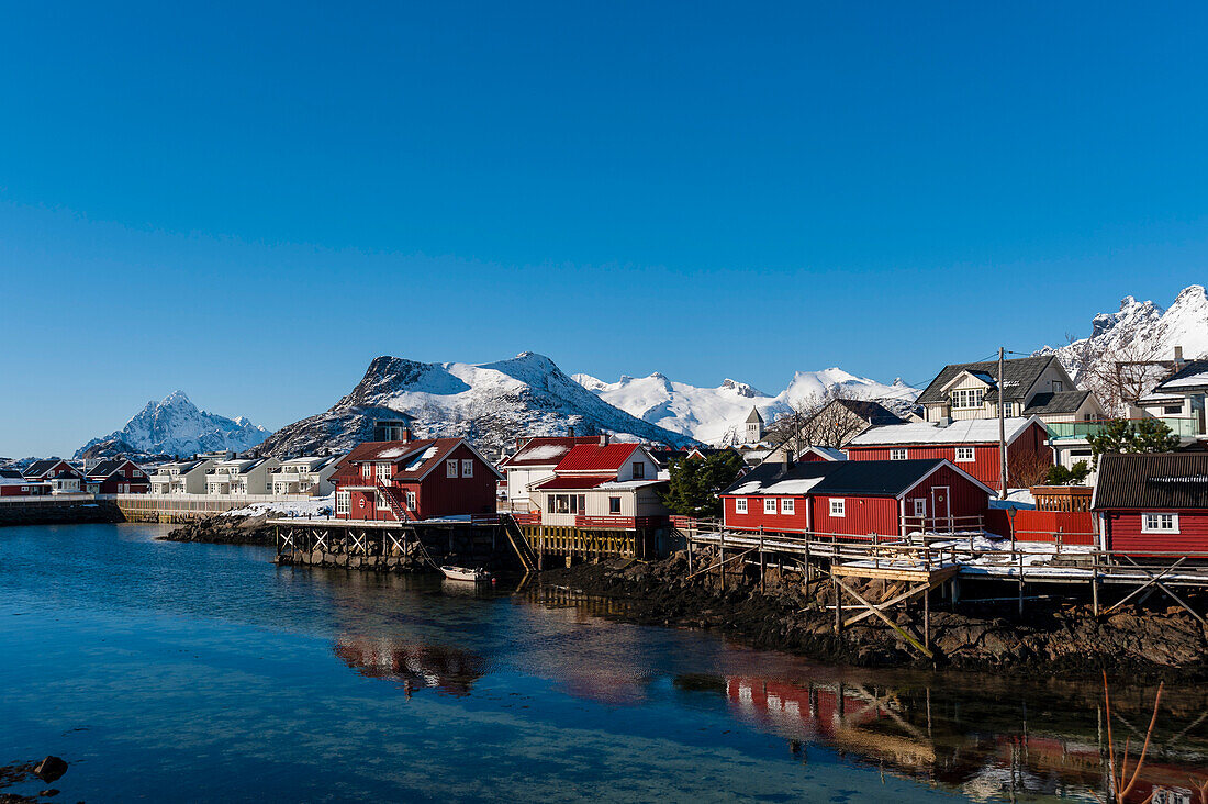 Rote Häuser entlang der Uferpromenade in Svolvaer. Svolvaer, Lofoten-Inseln, Nordland, Norwegen.