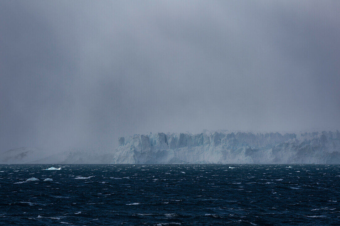 Dunkelgrauer Nebel über einer Eiskappe. Wahlenberg Fjord, Nordaustlandet, Svalbard, Norwegen