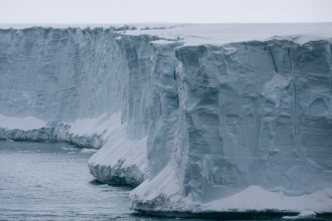 Eisklippen entlang des südlichen Randes der Austfonna-Eiskappe. Nordaustlandet, Svalbard, Norwegen