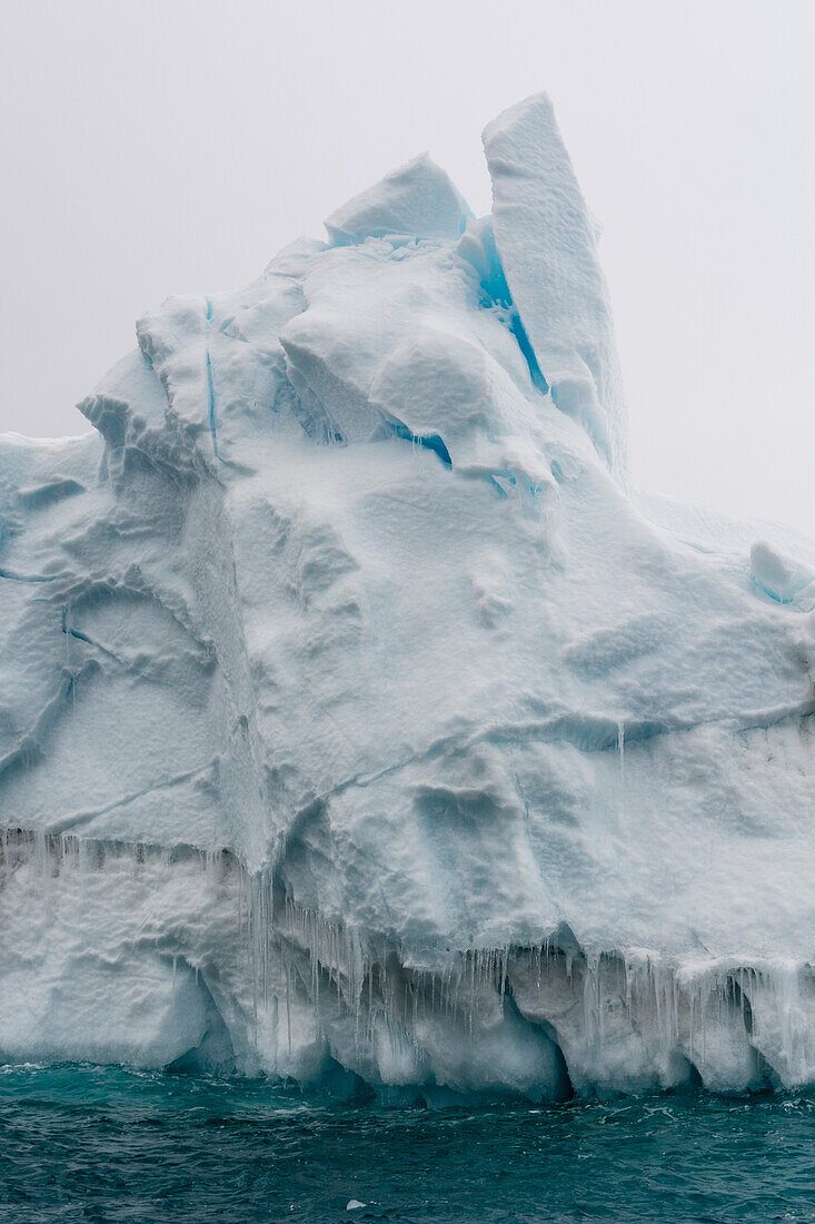 Detail eines Eisbergs an der Austfonna-Eiskappe. Nordaustlandet, Svalbard, Norwegen