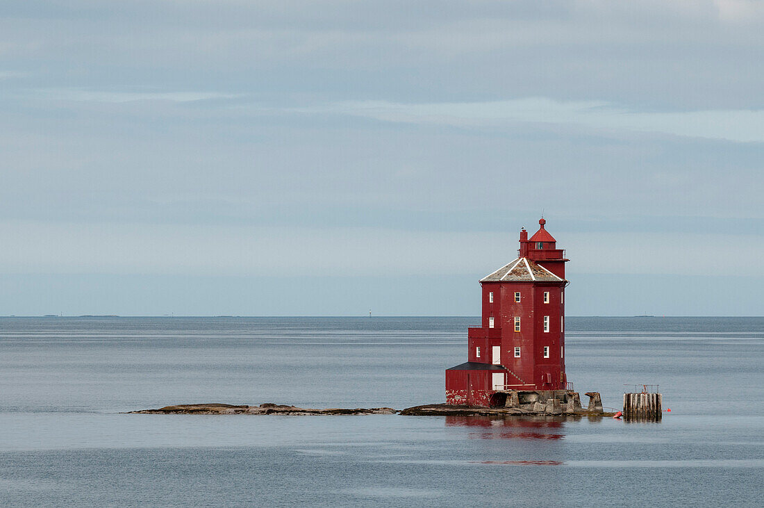 Der Leuchtturm Kjeungskjaer aus dem Jahr 1880 steht auf einer kleinen Insel in den eisigen Gewässern des Bjugnfjordes. Bjugnfjord, Norwegen.