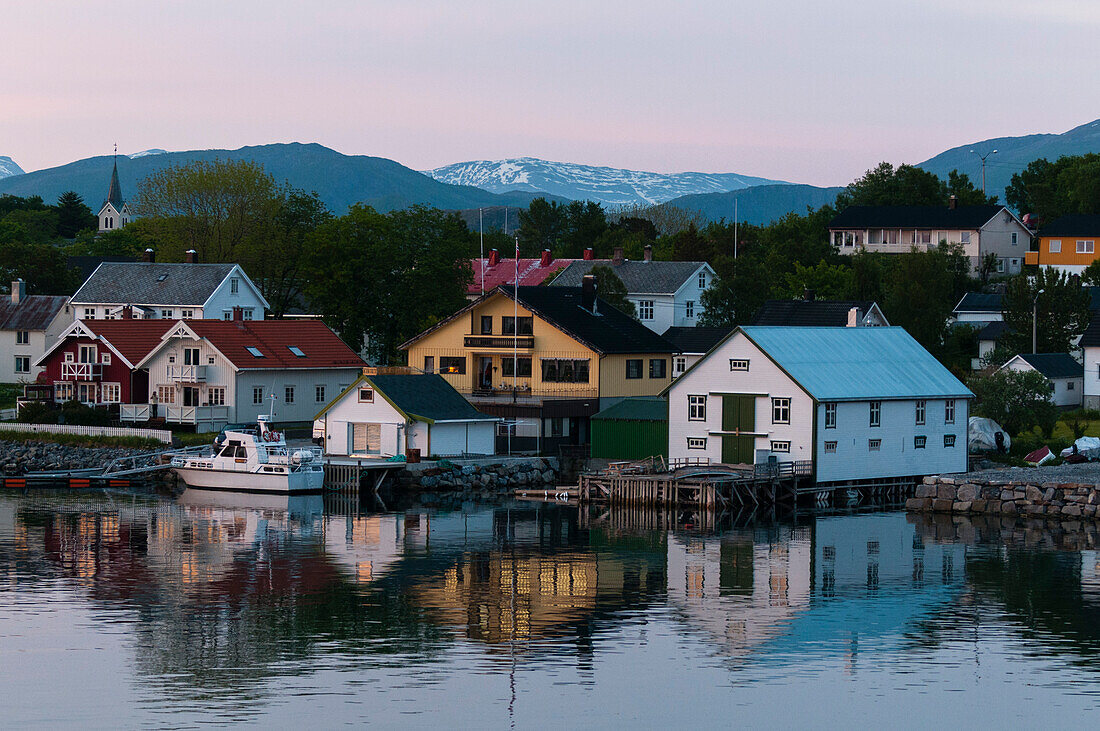 In der Küstenstadt Broennoysund spiegeln sich die bunt bemalten Häuser im Hafen. Broennoysund, Bronnoy, Nordland, Norwegen.