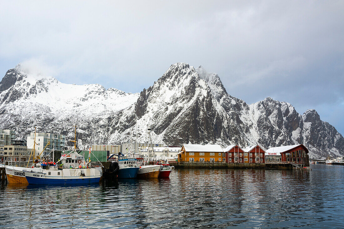 Die Küstenstadt Svolvaer und die nahe gelegenen Berge. Svolvaer, Lofoten-Inseln, Nordland, Norwegen.