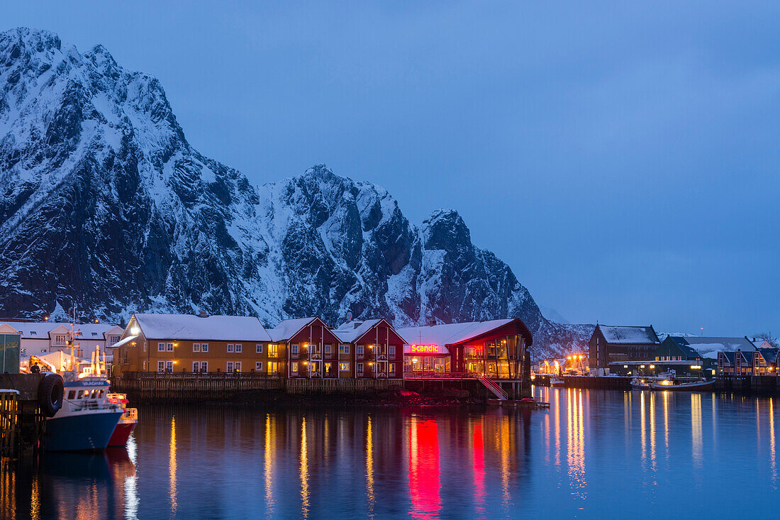 Die Küstenstadt Svolvaer in der Abenddämmerung. Svolvaer, Lofoten-Inseln, Nordland, Norwegen.