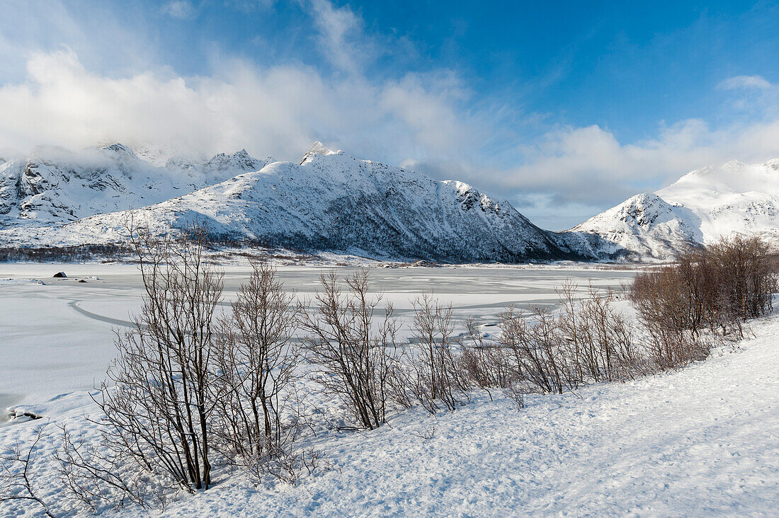 Ein malerischer und verschneiter Blick auf einen zugefrorenen Fjord bei Svolvaer. Svolvaer, Lofoten-Inseln, Nordland, Norwegen.