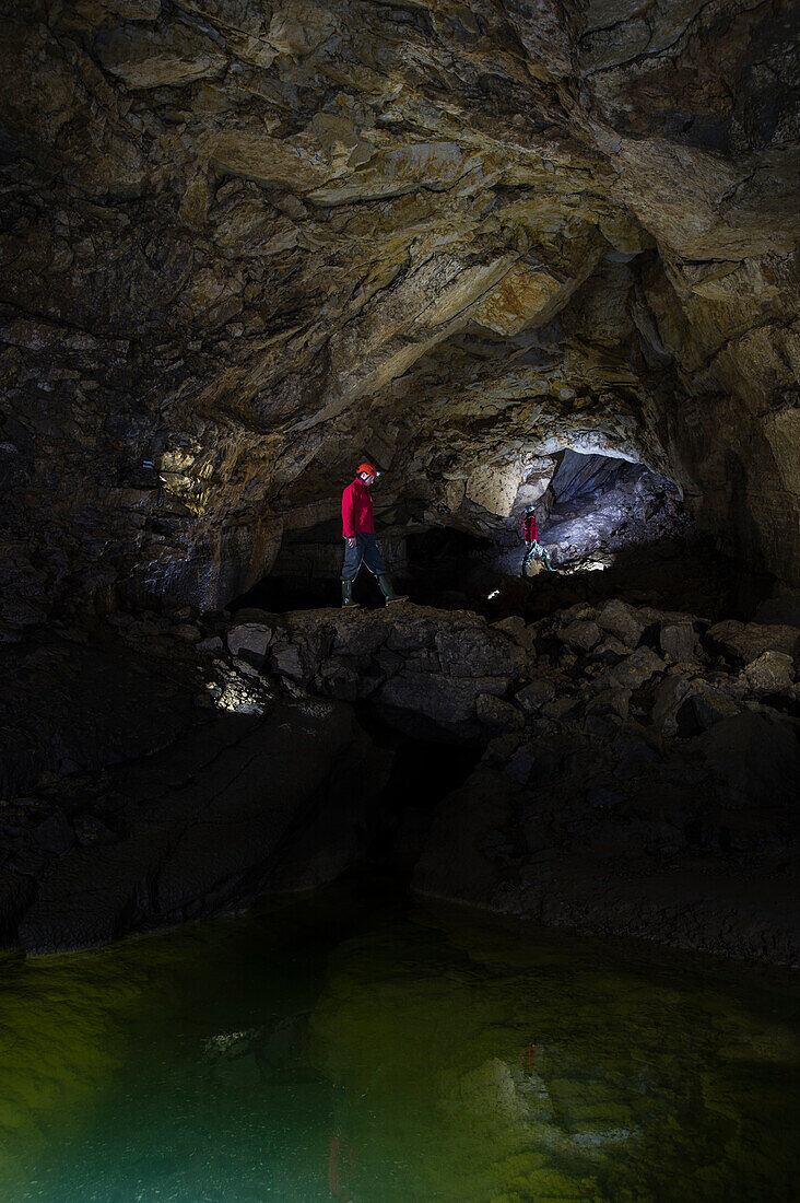 Höhlenforscher in der Höhle Krizna Jama, Kreuzhöhle. Grahovo, Innere Krain, Slowenien.