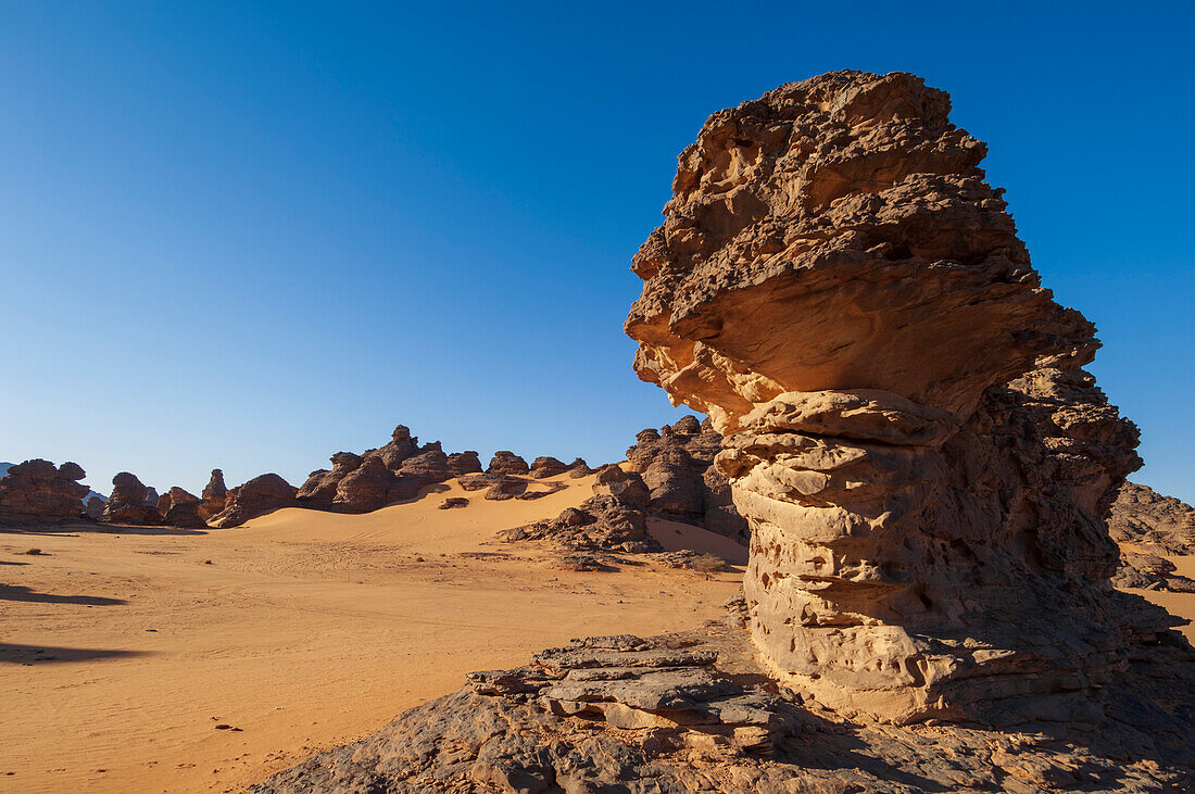 Felsformationen und Sanddünen in den Akakus. Akakus, Fezzan, Libyen.